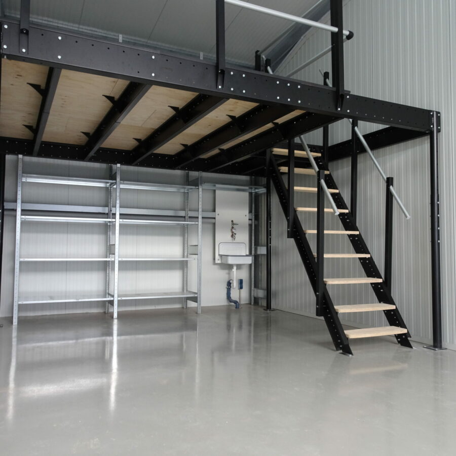 Einheit Erdgeschoss Blick innen Richtung Lagerbühne und Waschbecken Einheit Erdgeschoss Blick innen Richtung Lagerbühne und Waschbecken