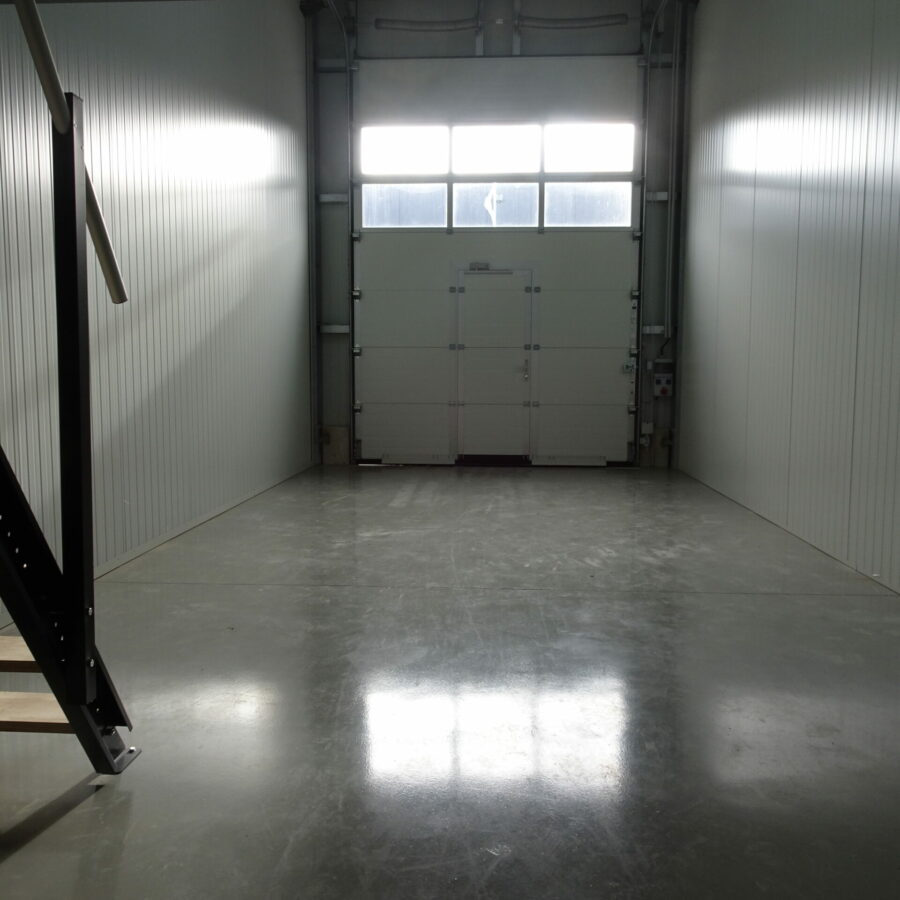 Einheit Erdgeschoss Blick von innen Richtung Sektionaltor Einheit Erdgeschoss Blick von innen Richtung Sektionaltor