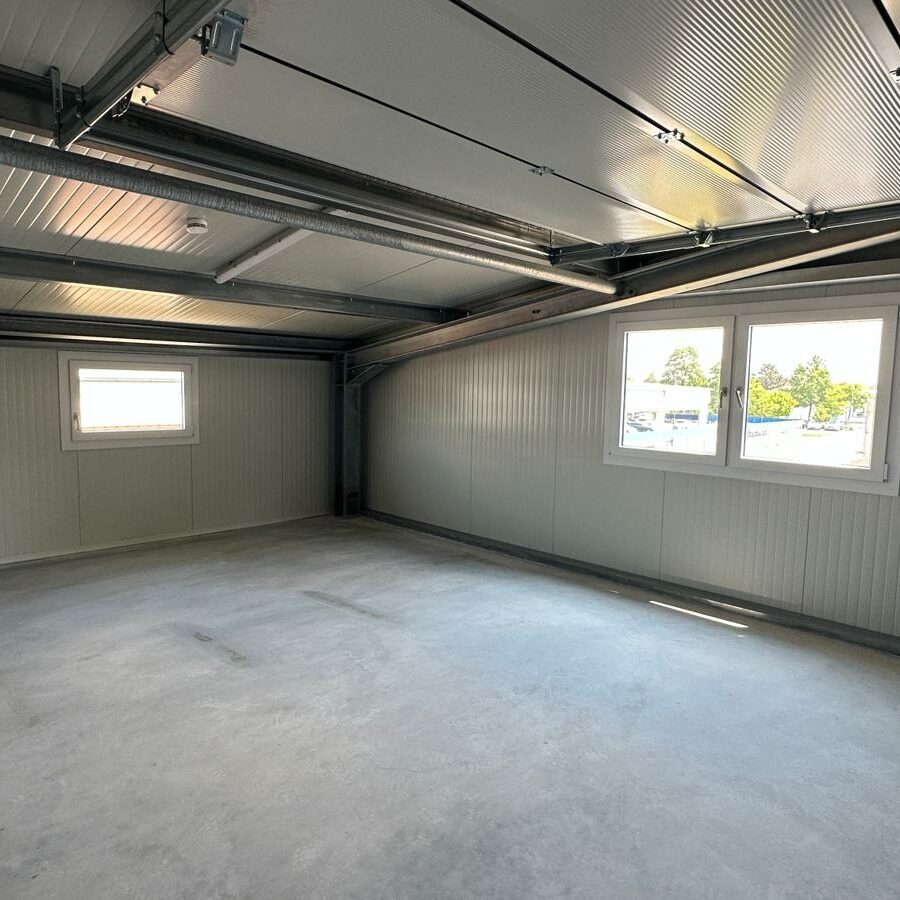 Einheit Obergeschoss Blick Einheit mit Fenster 2 Einheit Obergeschoss Blick Einheit mit Fenster 2