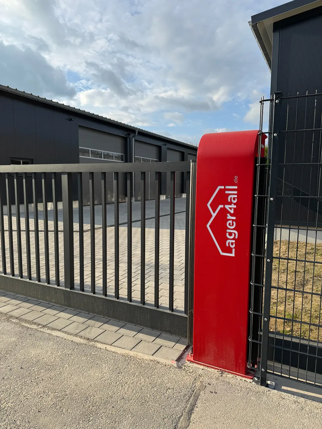 Rote Lager4all-Säule am gesicherten Einfahrtstor in Mering